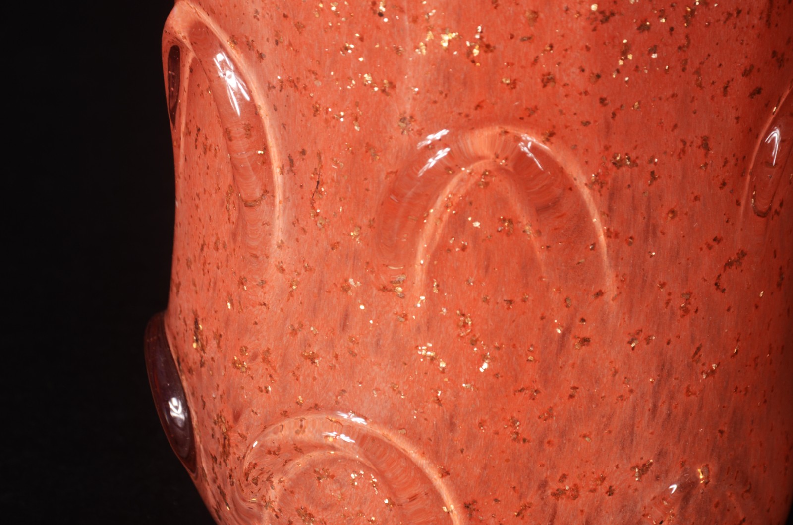 Vaso de vidro decorativo na cor laranja, borda feitio babado com... - foto 3 de 5