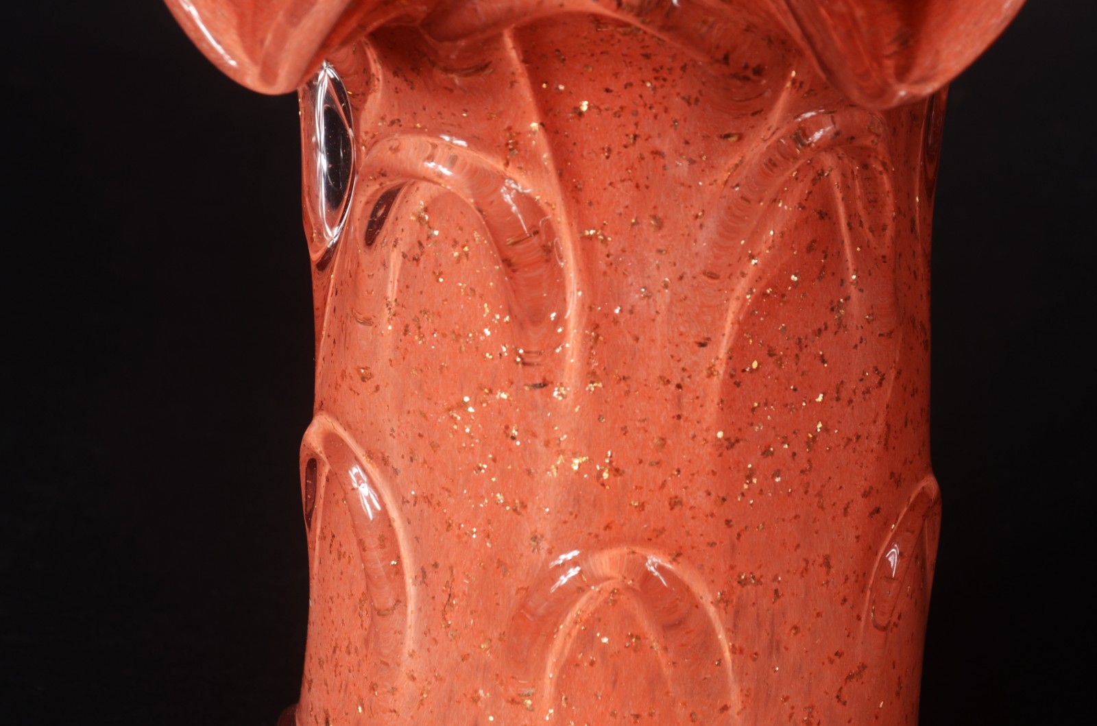 Vaso de vidro decorativo na cor laranja, borda feitio babado com... - foto 4 de 5