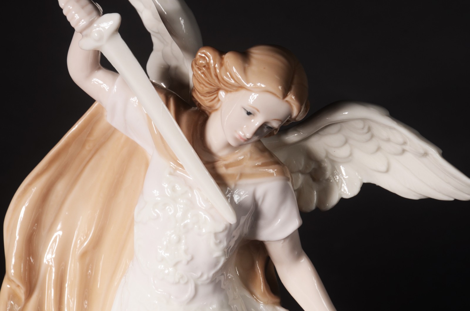 Escultura de porcelana policromada representando São Miguel Arcanjo. - foto 2 de 7