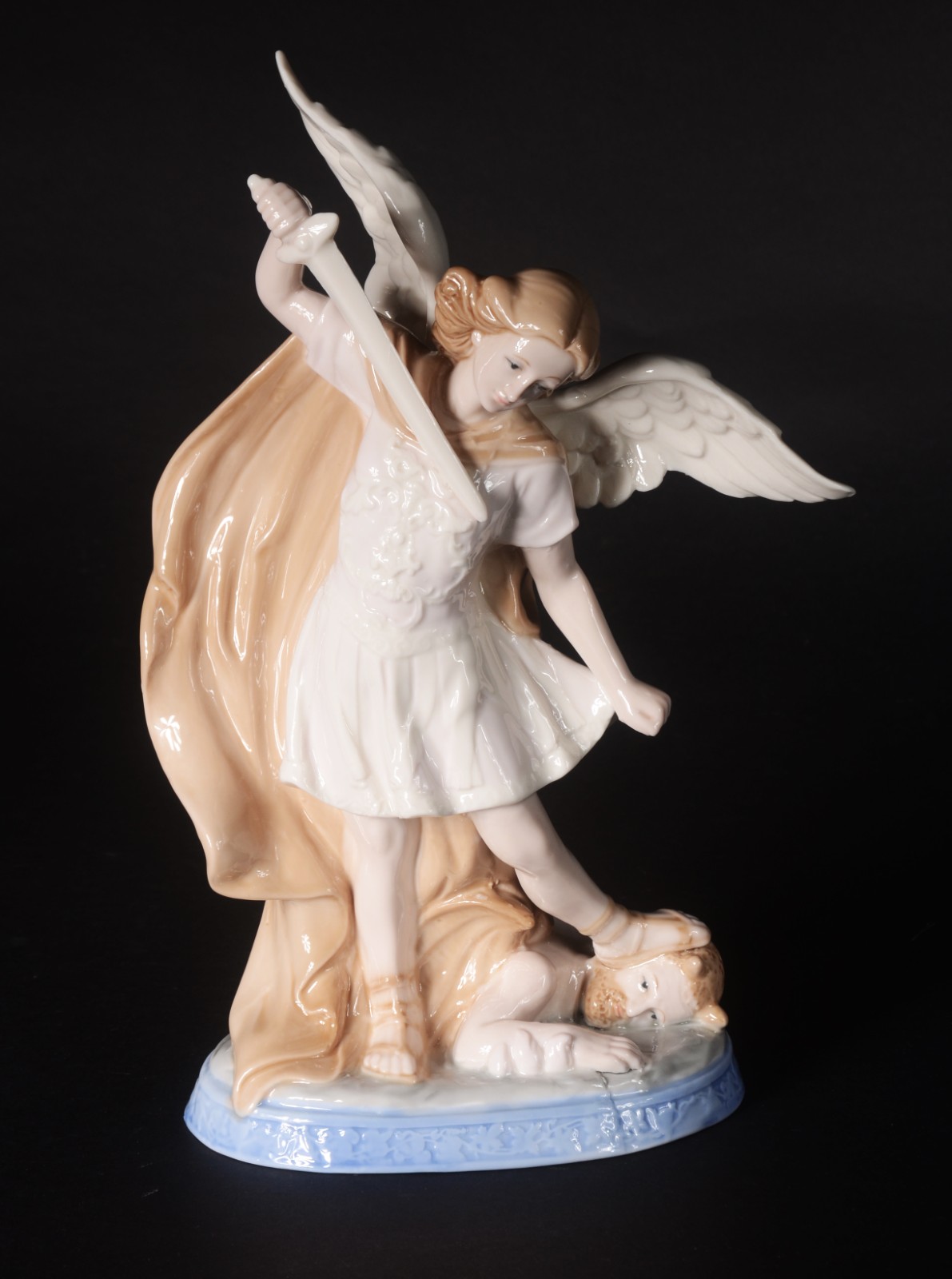 Escultura de porcelana policromada representando São Miguel Arcanjo. - foto 1 de 7