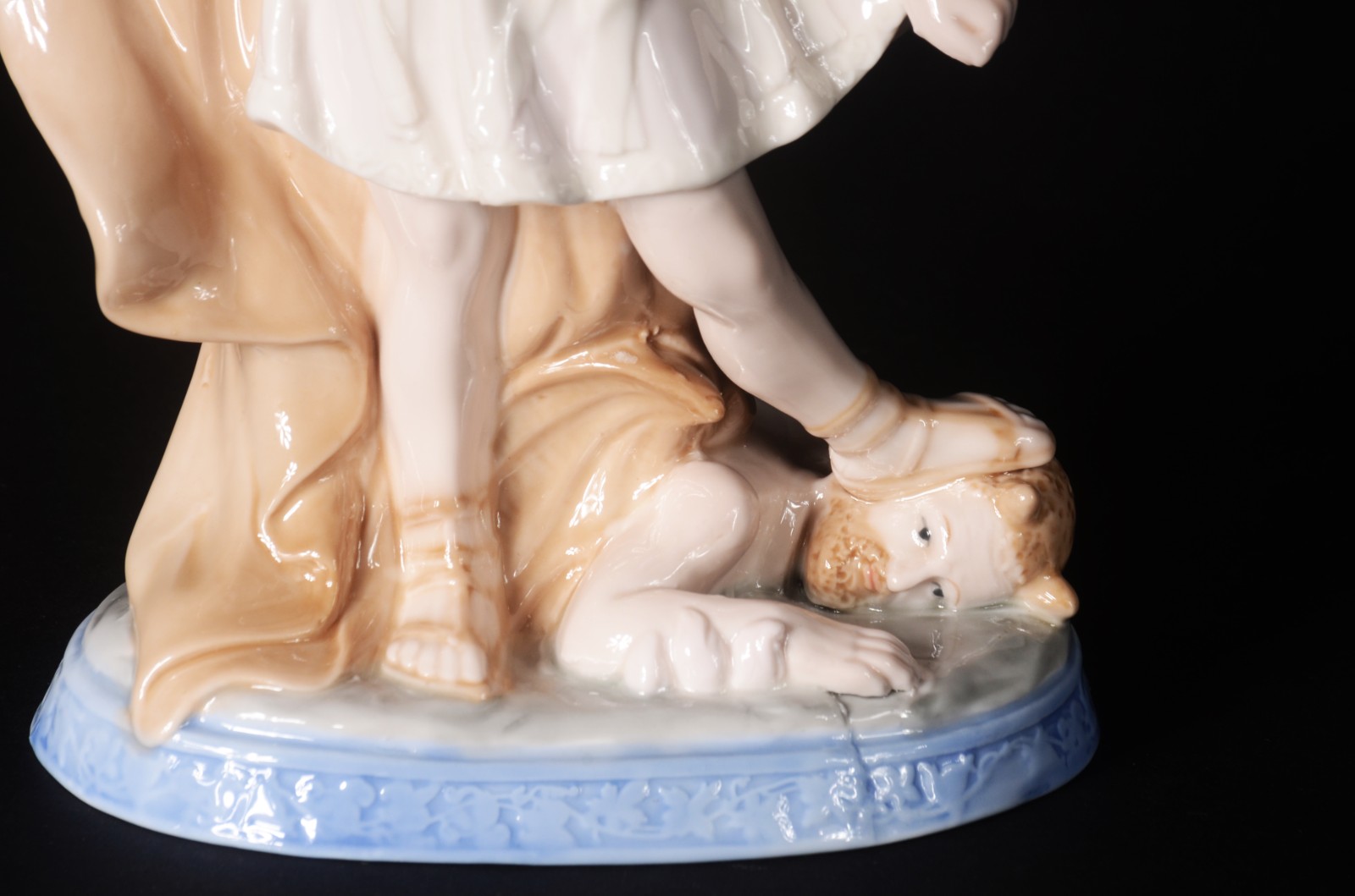 Escultura de porcelana policromada representando São Miguel Arcanjo. - foto 3 de 7