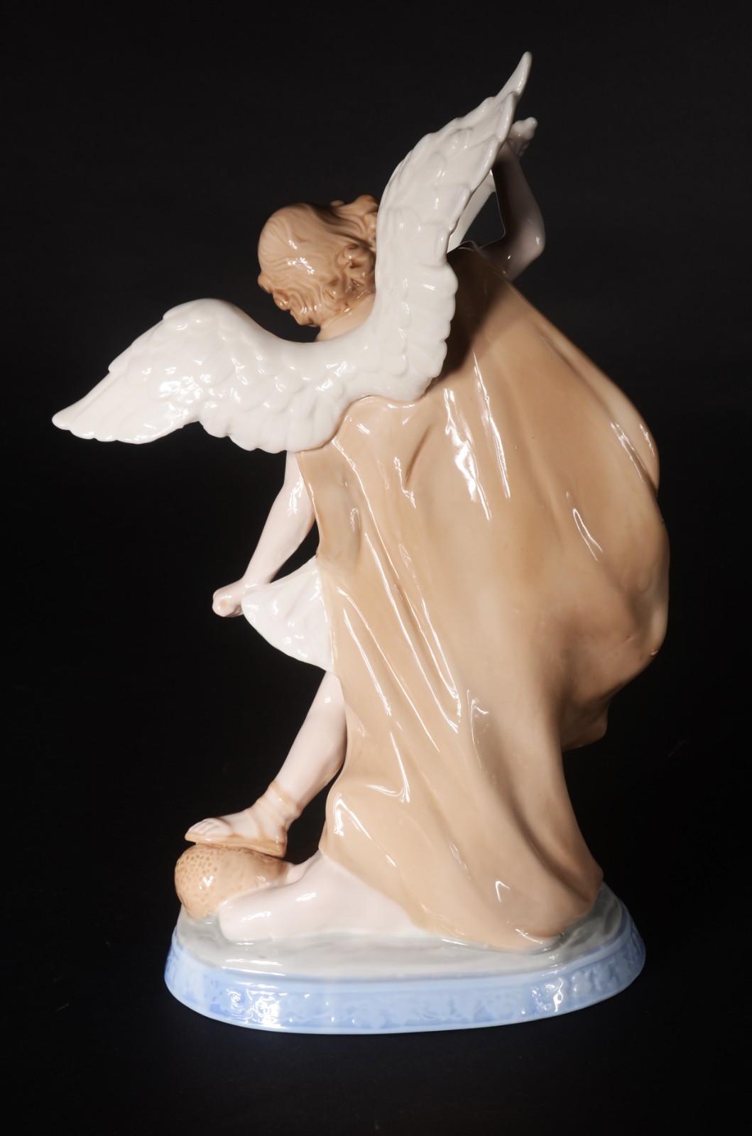 Escultura de porcelana policromada representando São Miguel Arcanjo. - foto 4 de 7