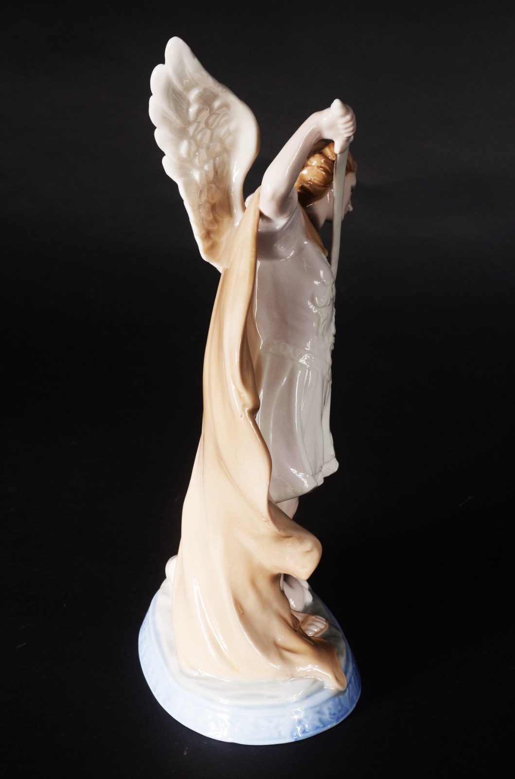 Escultura de porcelana policromada representando São Miguel Arcanjo. - foto 6 de 7