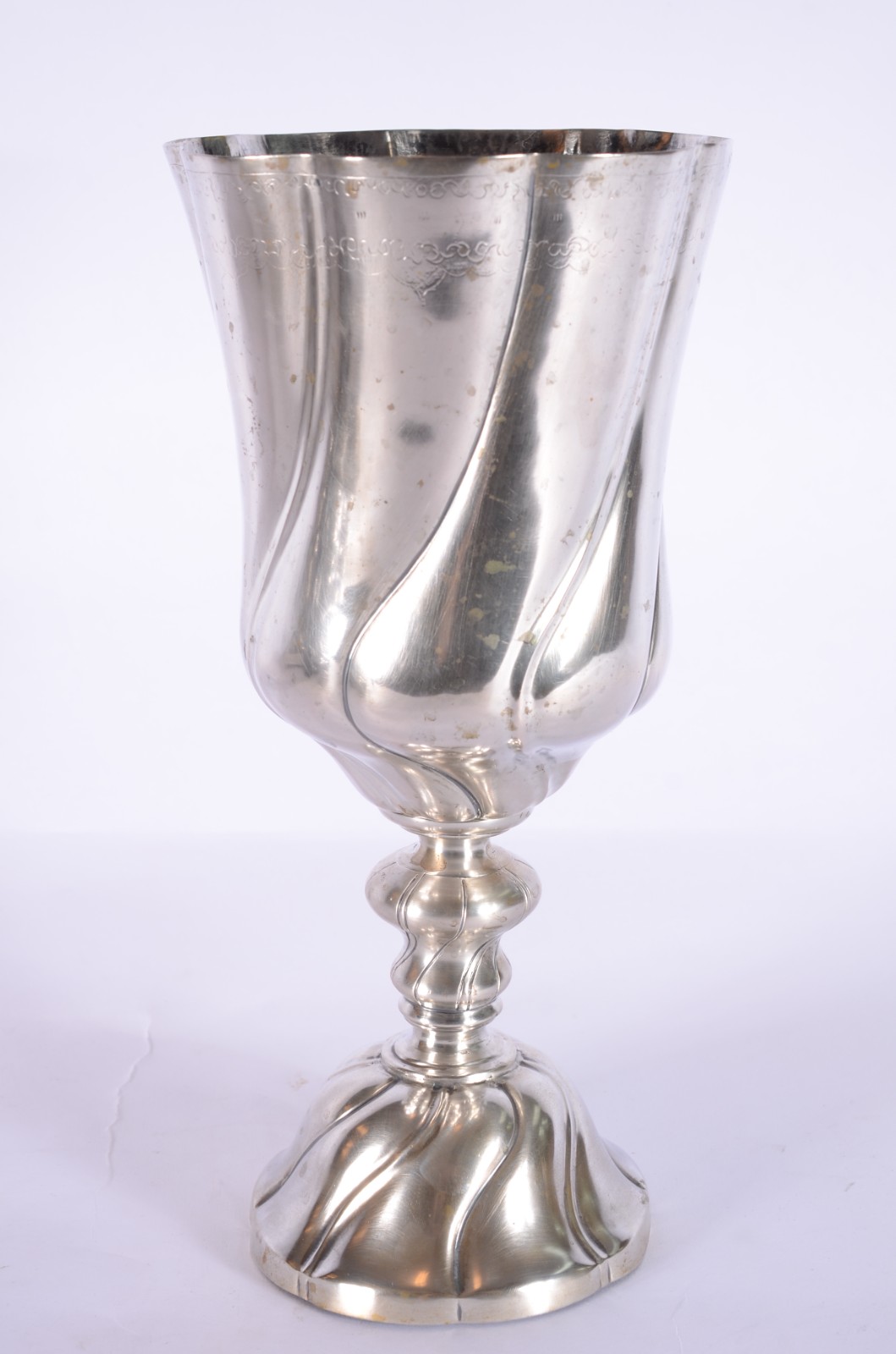 Taça/vaso de prata portuguesa contraste P Coroa. Peso da prata: 840... - foto 1 de 6