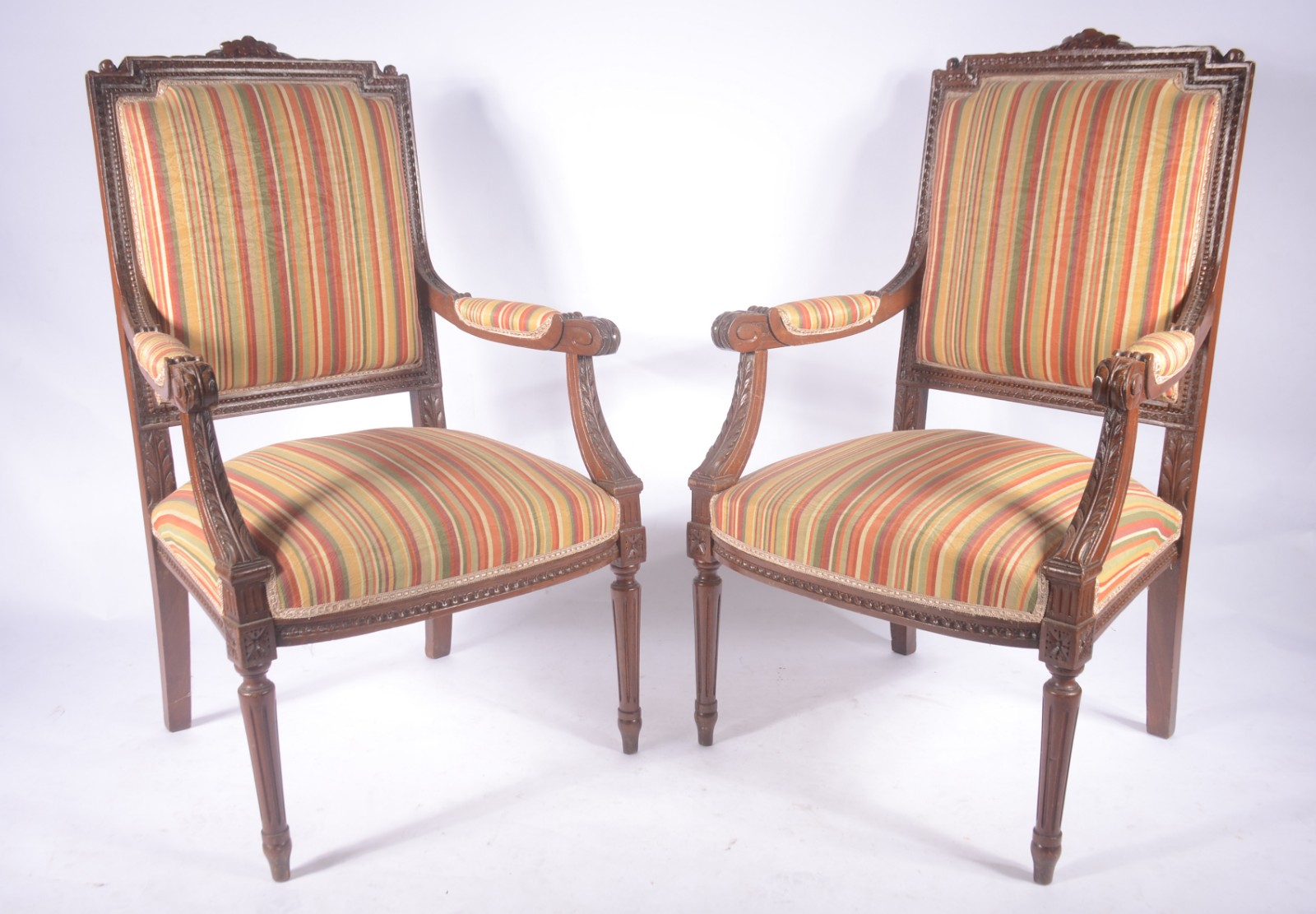Conjunto de sofá e par de poltronas de madeira nobre, assentos e... - foto 4 de 8