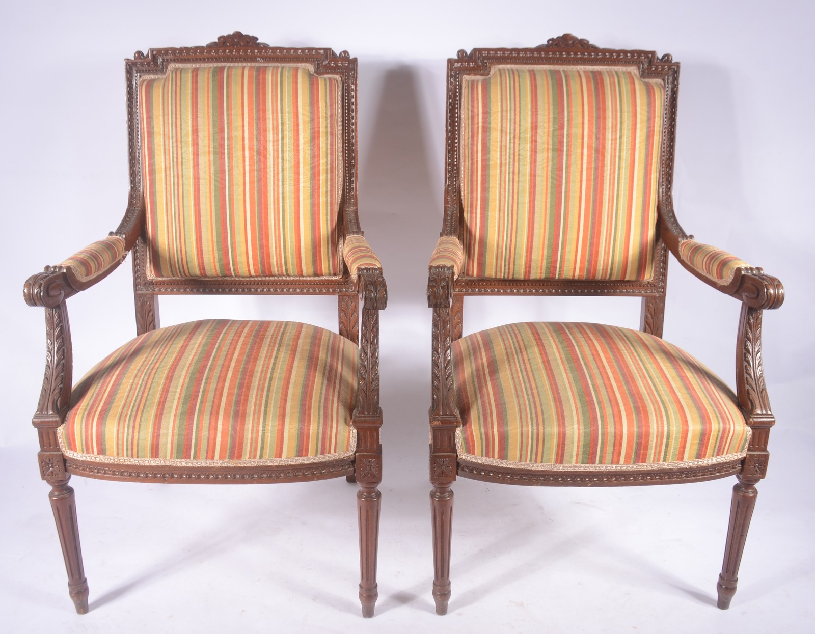 Conjunto de sofá e par de poltronas de madeira nobre, assentos e... - foto 5 de 8