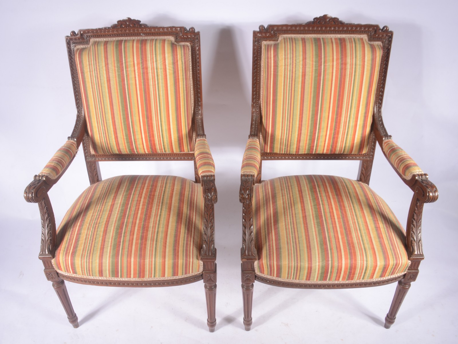 Conjunto de sofá e par de poltronas de madeira nobre, assentos e... - foto 6 de 8