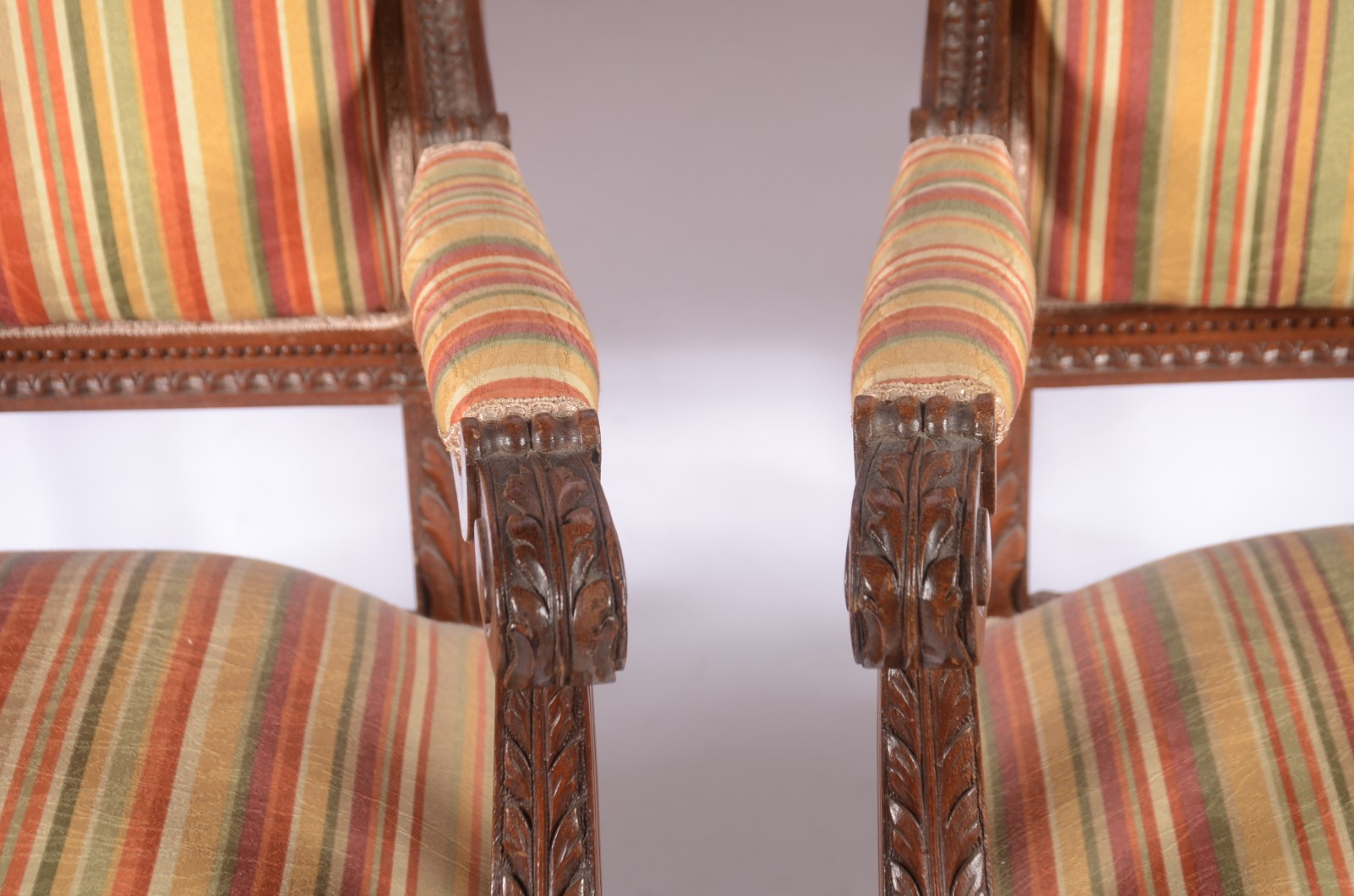 Conjunto de sofá e par de poltronas de madeira nobre, assentos e... - foto 7 de 8