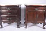 Duas mesinhas laterais de madeira nobre, uma de... - Duas mesinhas laterais de madeira nobre, uma delas com três gavetas e outra com uma gaveta e porta, tampos de mármore. Uma delas com tampo quebr...