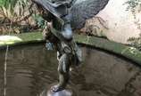 Fonte/chafariz de bronze na forma de anjo. Func... - Fonte/chafariz de bronze na forma de anjo. Funcionando. Retirada em casa no Méier.