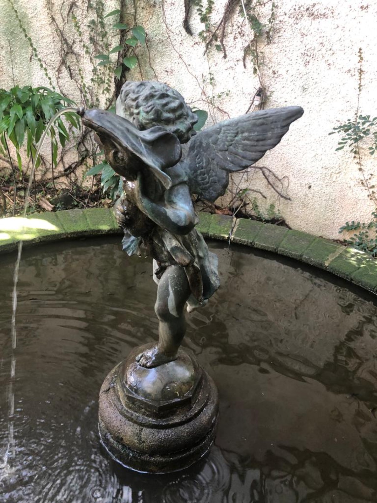 Fonte/chafariz de bronze na forma de anjo. Funcionando. Retirada em... - foto 2 de 4