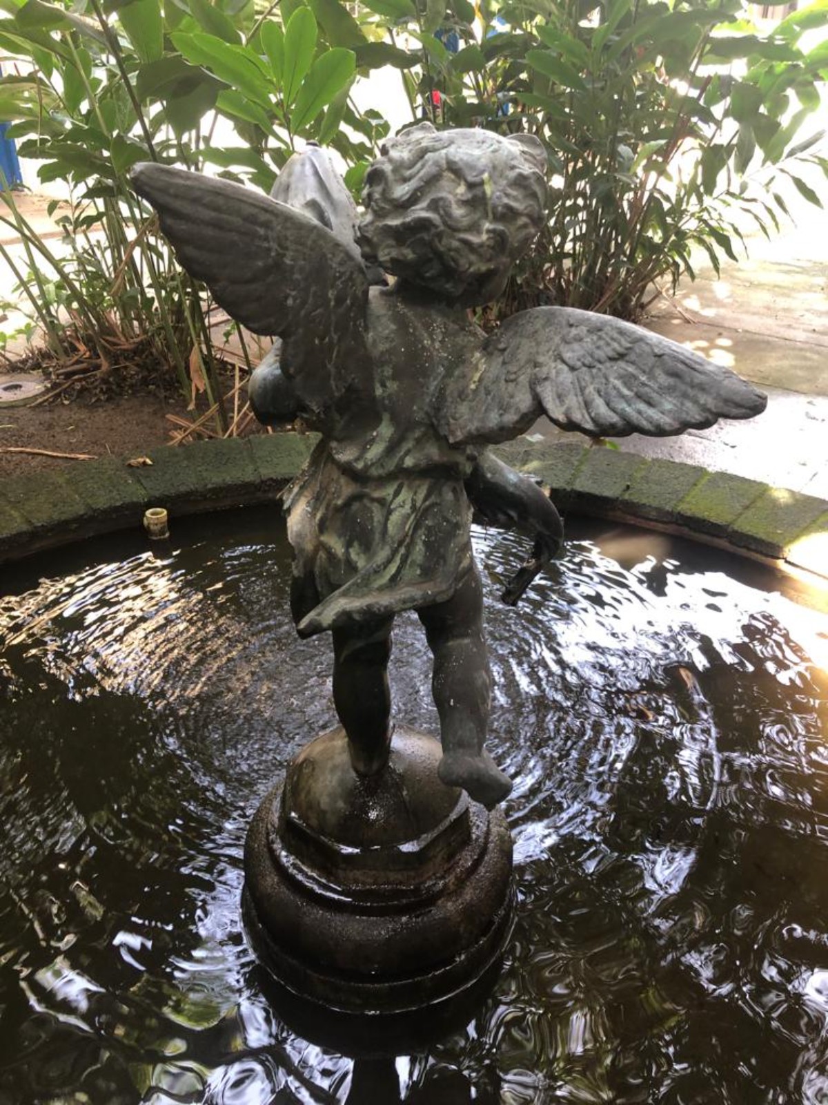 Fonte/chafariz de bronze na forma de anjo. Funcionando. Retirada em... - foto 3 de 4