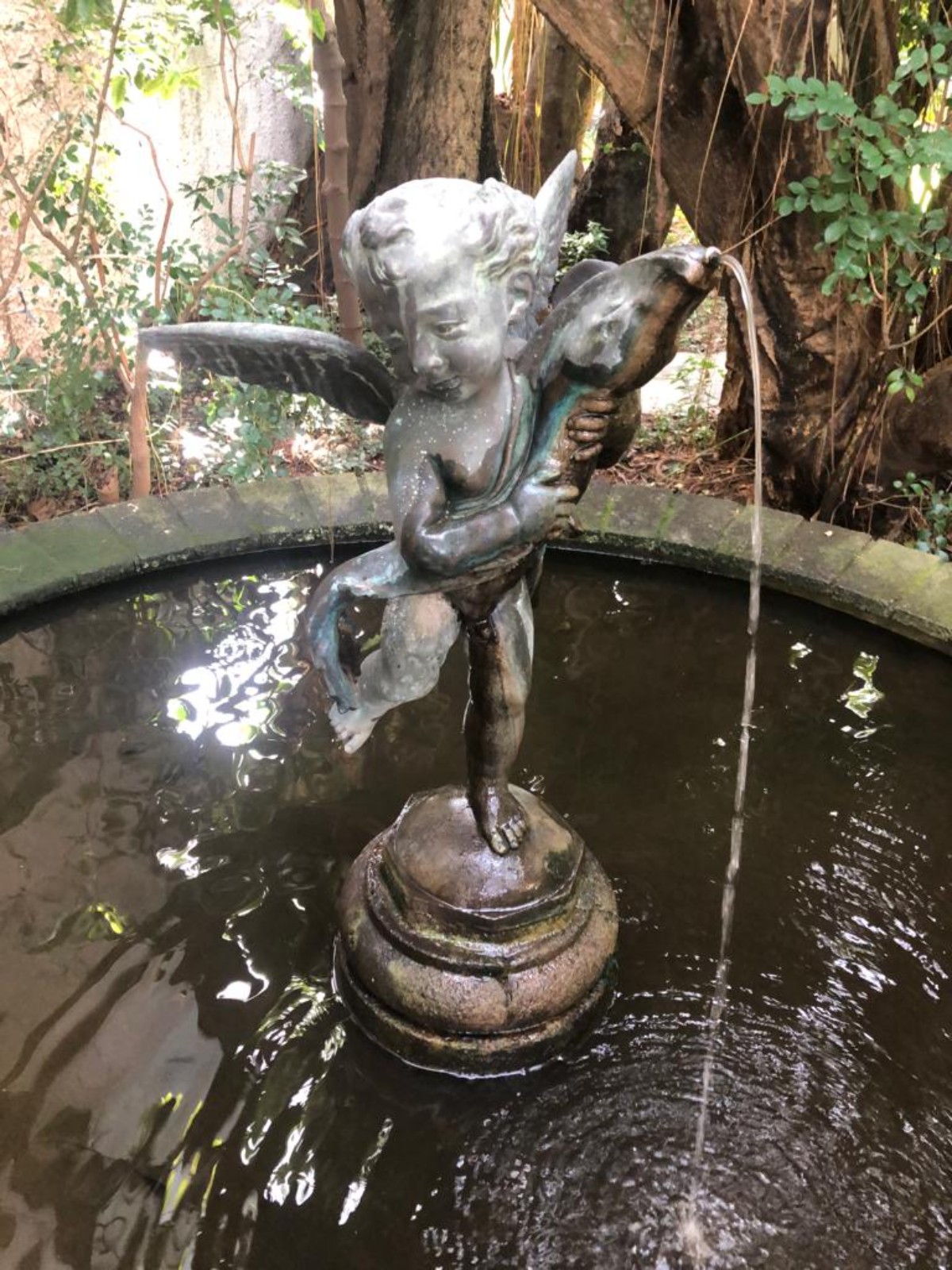 Fonte/chafariz de bronze na forma de anjo. Funcionando. Retirada em... - foto 1 de 4