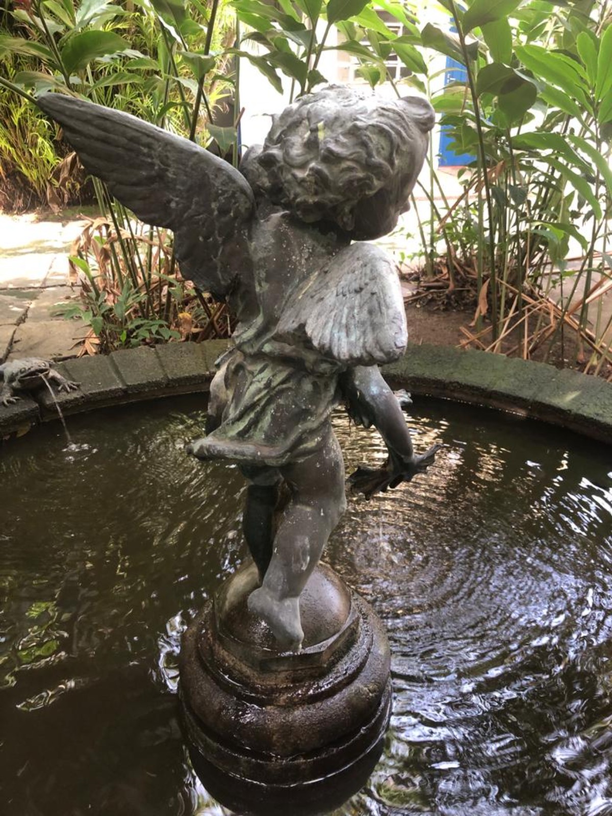 Fonte/chafariz de bronze na forma de anjo. Funcionando. Retirada em... - foto 4 de 4