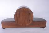 Relógio de mesa com caixa de madeira. Com chave... - Relógio de mesa com caixa de madeira. Com chave, máquina parada. Desgastes.