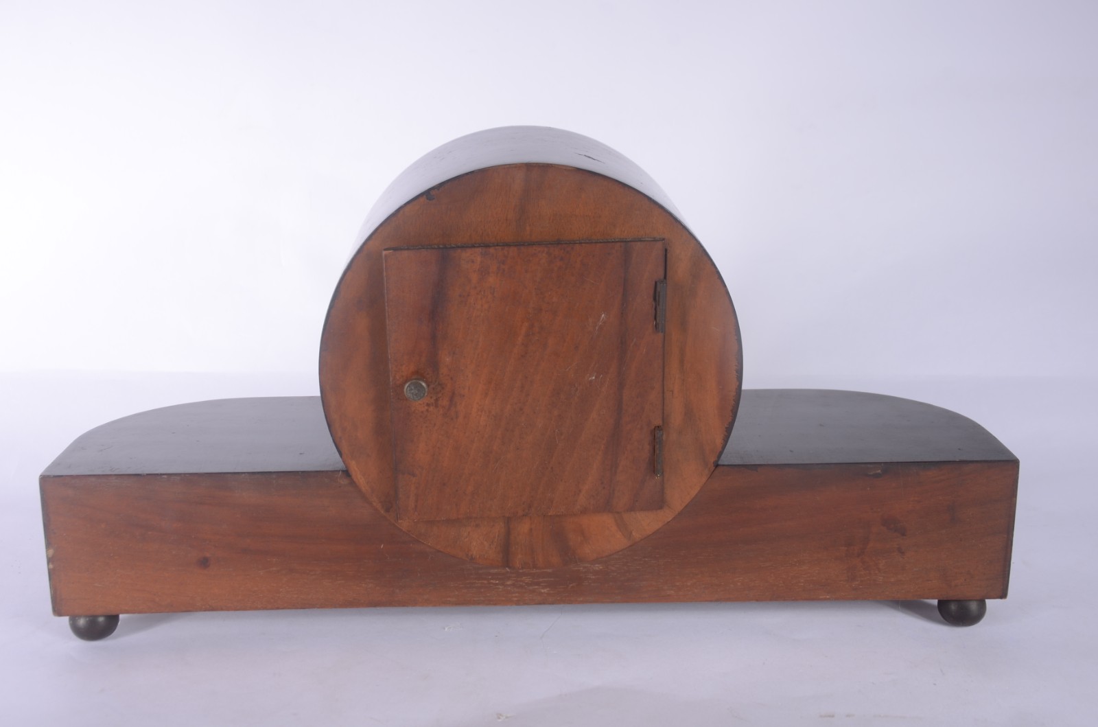 Relógio de mesa com caixa de madeira. Com chave, máquina parada... - foto 4 de 6