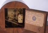 Relógio de mesa com caixa de madeira. Com chave... - Relógio de mesa com caixa de madeira. Com chave, máquina parada. Desgastes.