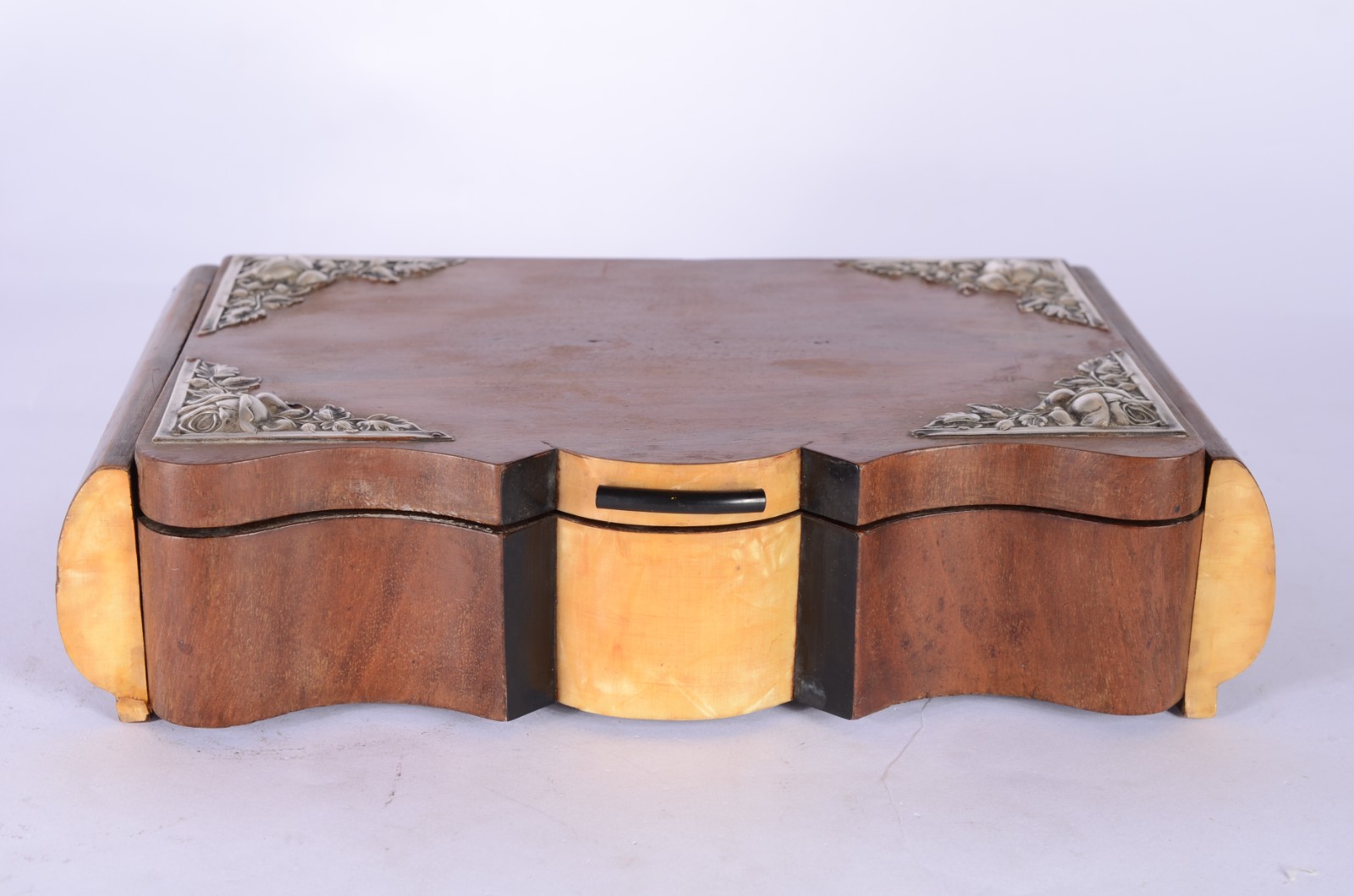 Caixa de madeira nobre, Art Deco com detalhes em prata. - foto 3 de 4
