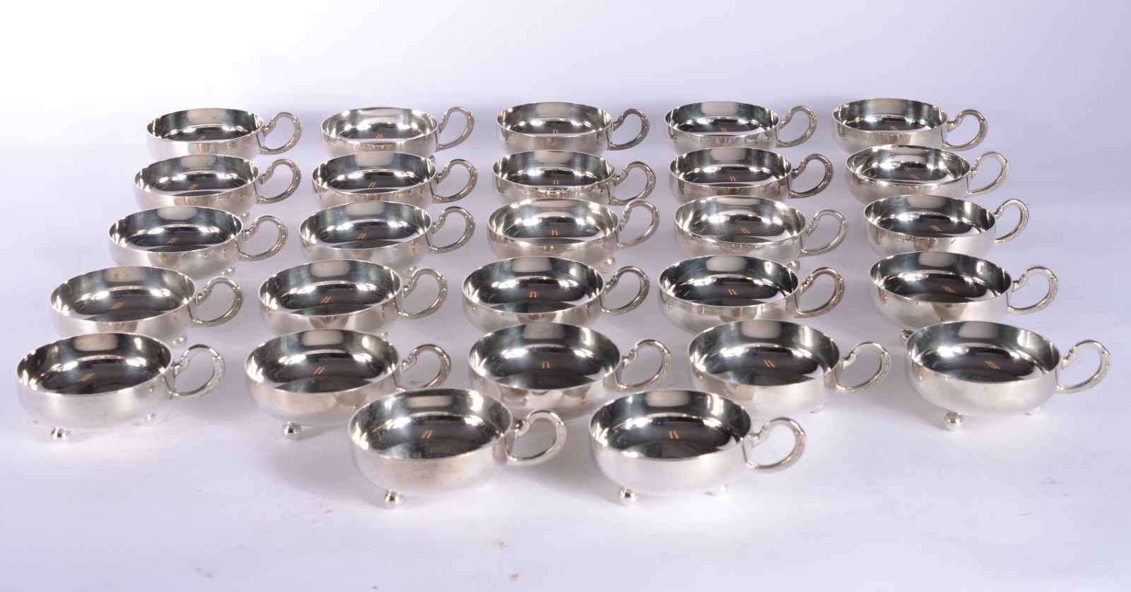 Conjunto com 27 taças para sorvete de metal prateado. - foto 1 de 3