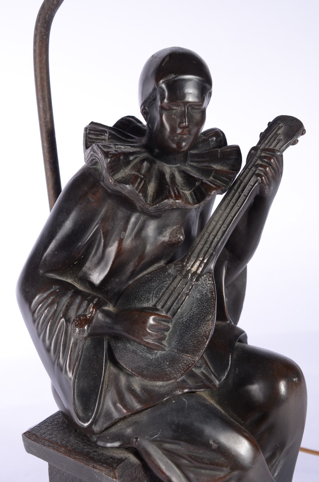 Abatjour de metal com figura de Pierrot na base. - foto 3 de 7