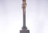 Grande crucifixo de madeira nobre com figura de... - Grande crucifixo de madeira nobre com figura de Cristo ricamente entalhada e policromada, resplendor e placa "INRI" de prata de lei. Base no est...