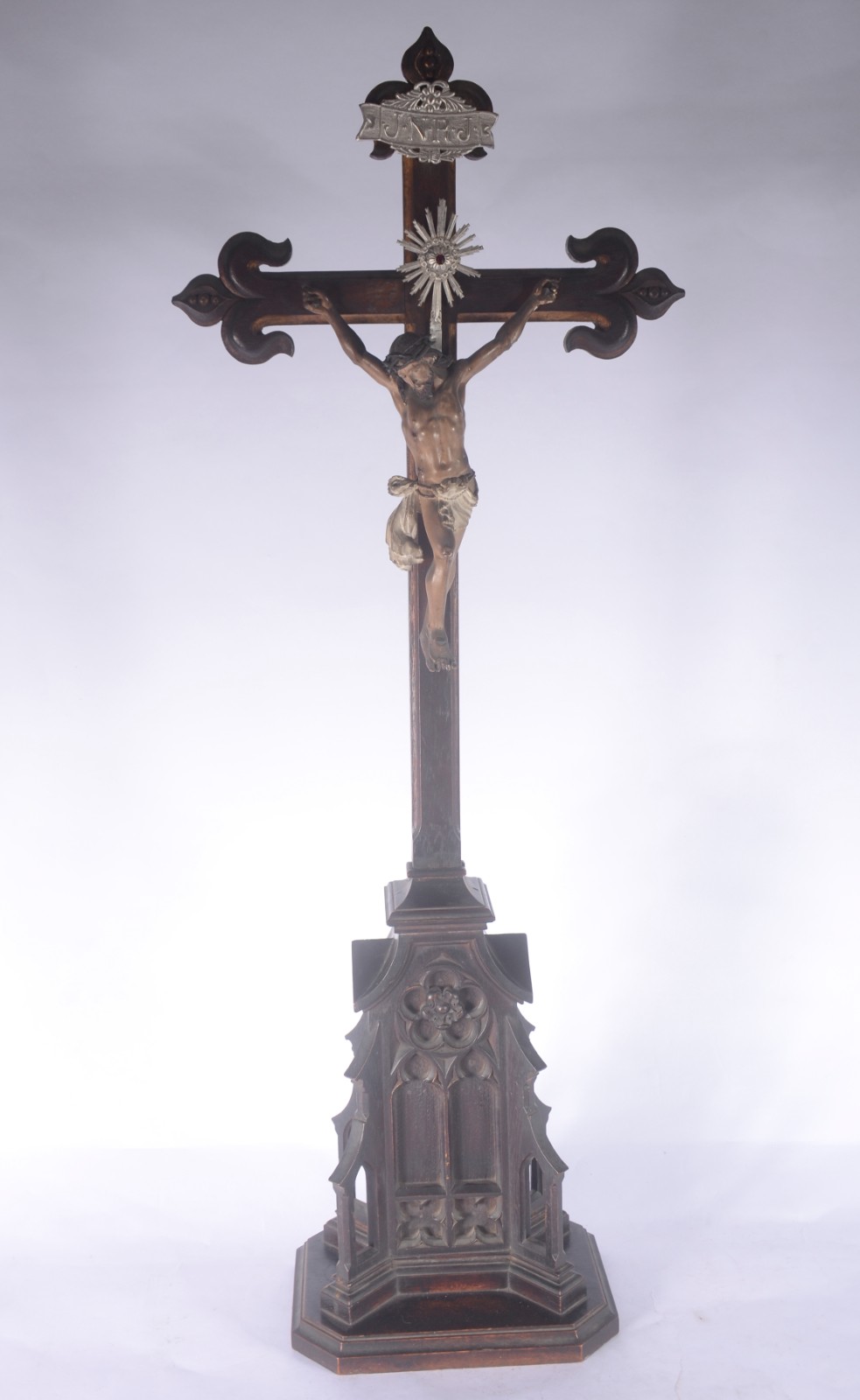 Grande crucifixo de madeira nobre com figura de Cristo ricamente... - foto 1 de 8