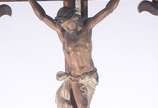Grande crucifixo de madeira nobre com figura de... - Grande crucifixo de madeira nobre com figura de Cristo ricamente entalhada e policromada, resplendor e placa "INRI" de prata de lei. Base no est...