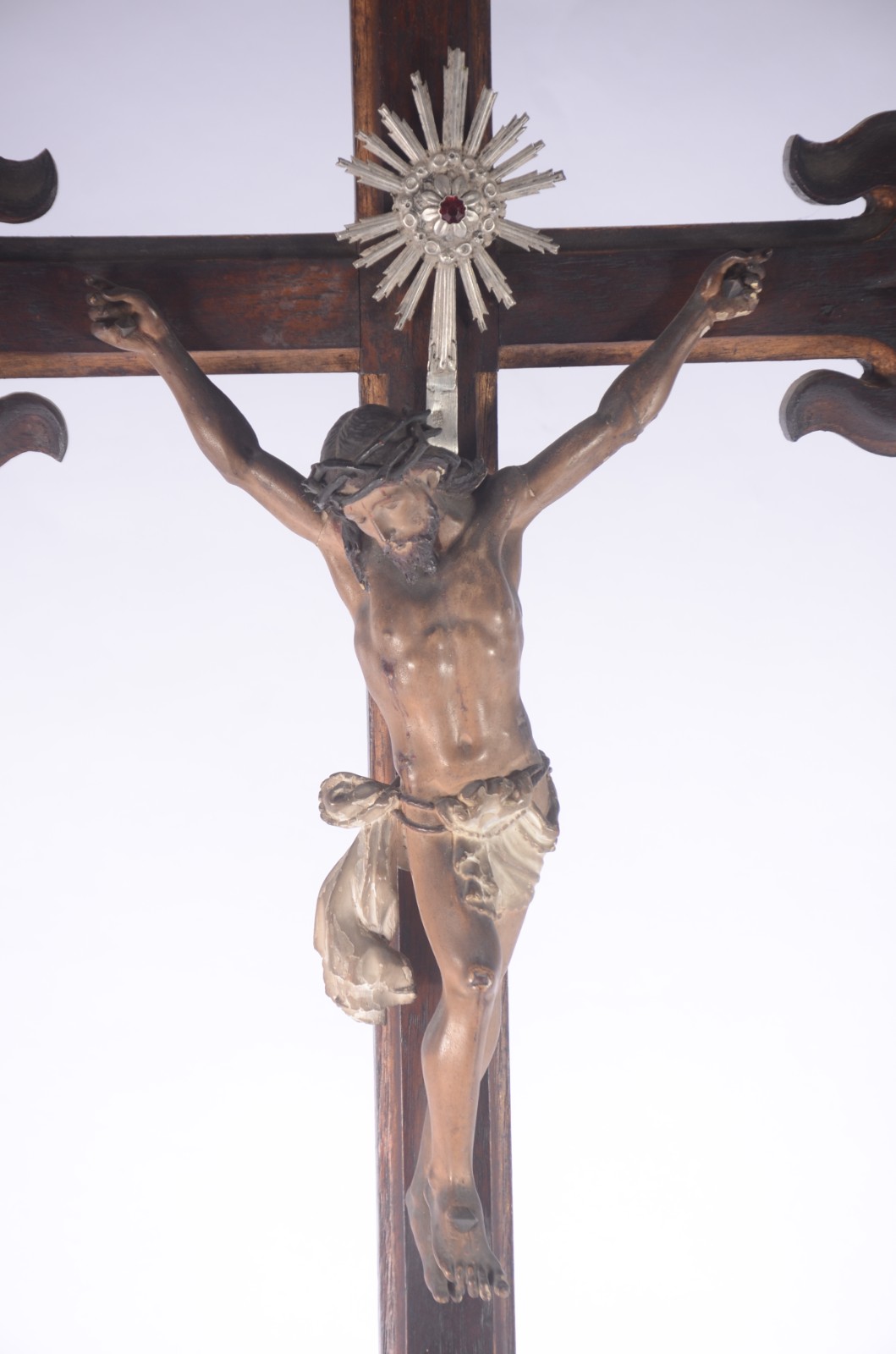 Grande crucifixo de madeira nobre com figura de Cristo ricamente... - foto 2 de 8