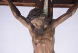 Grande crucifixo de madeira nobre com figura de... - Grande crucifixo de madeira nobre com figura de Cristo ricamente entalhada e policromada, resplendor e placa "INRI" de prata de lei. Base no est...