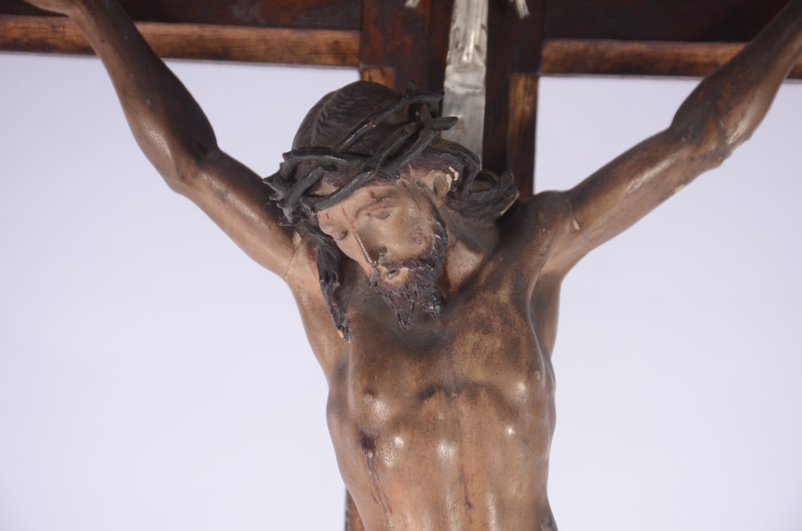 Grande crucifixo de madeira nobre com figura de Cristo ricamente... - foto 3 de 8