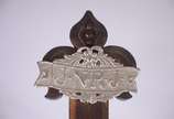 Grande crucifixo de madeira nobre com figura de... - Grande crucifixo de madeira nobre com figura de Cristo ricamente entalhada e policromada, resplendor e placa "INRI" de prata de lei. Base no est...