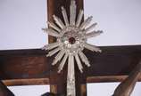 Grande crucifixo de madeira nobre com figura de... - Grande crucifixo de madeira nobre com figura de Cristo ricamente entalhada e policromada, resplendor e placa "INRI" de prata de lei. Base no est...