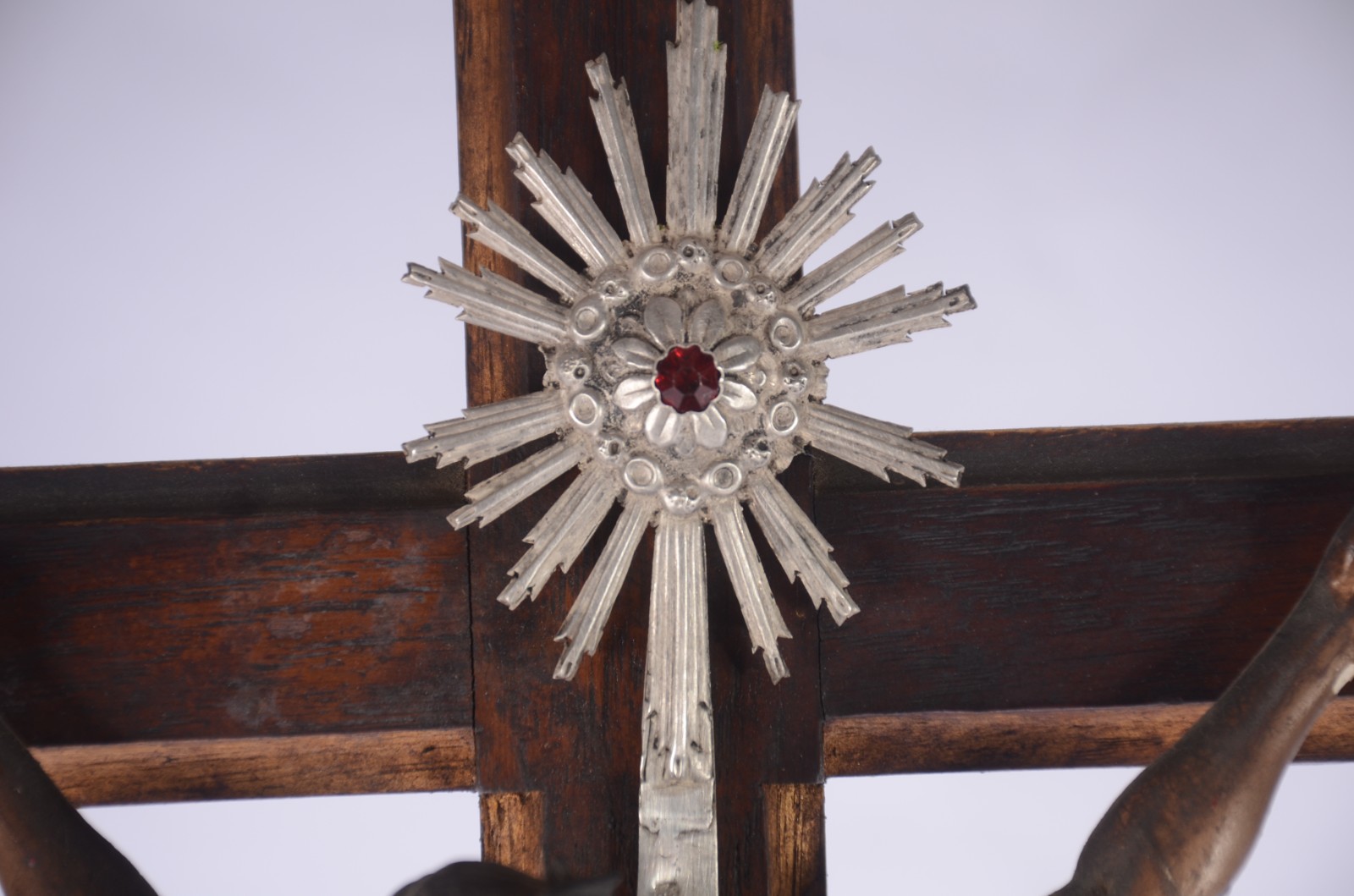 Grande crucifixo de madeira nobre com figura de Cristo ricamente... - foto 5 de 8