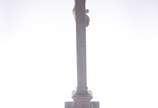 Grande crucifixo de madeira nobre com figura de... - Grande crucifixo de madeira nobre com figura de Cristo ricamente entalhada e policromada, resplendor e placa "INRI" de prata de lei. Base no est...