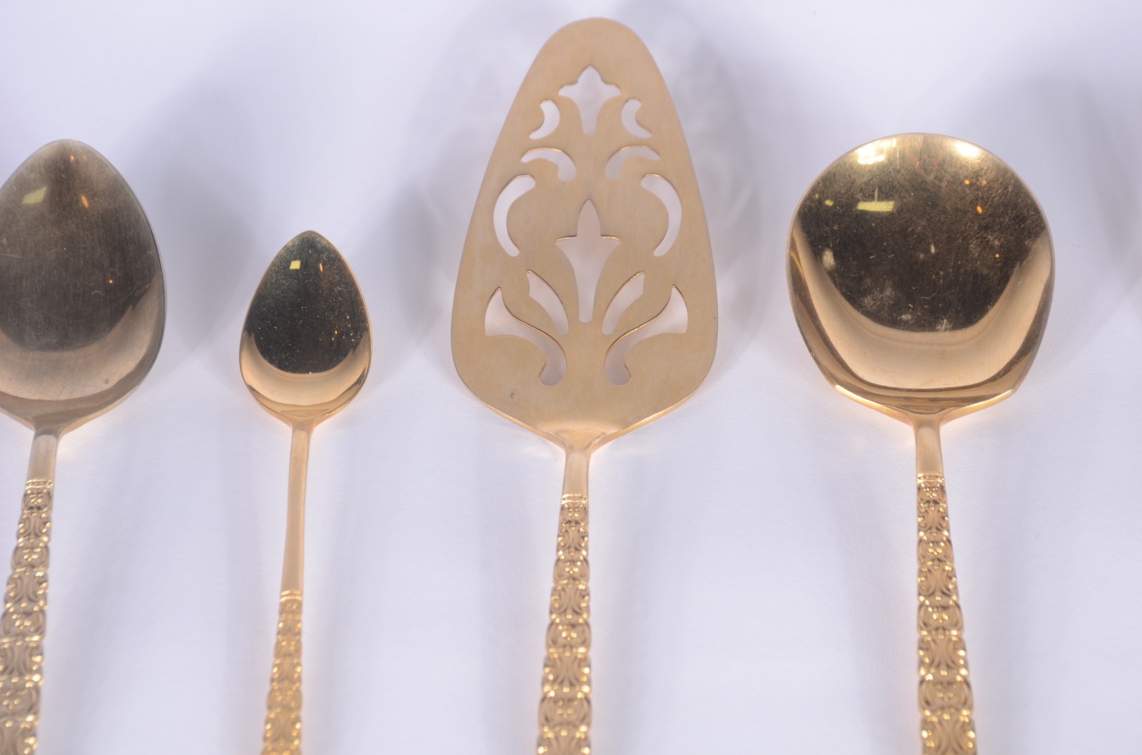 Faqueiro de metal dourado, composto de: 12 colheres, 12 grafos, 12... - foto 2 de 6
