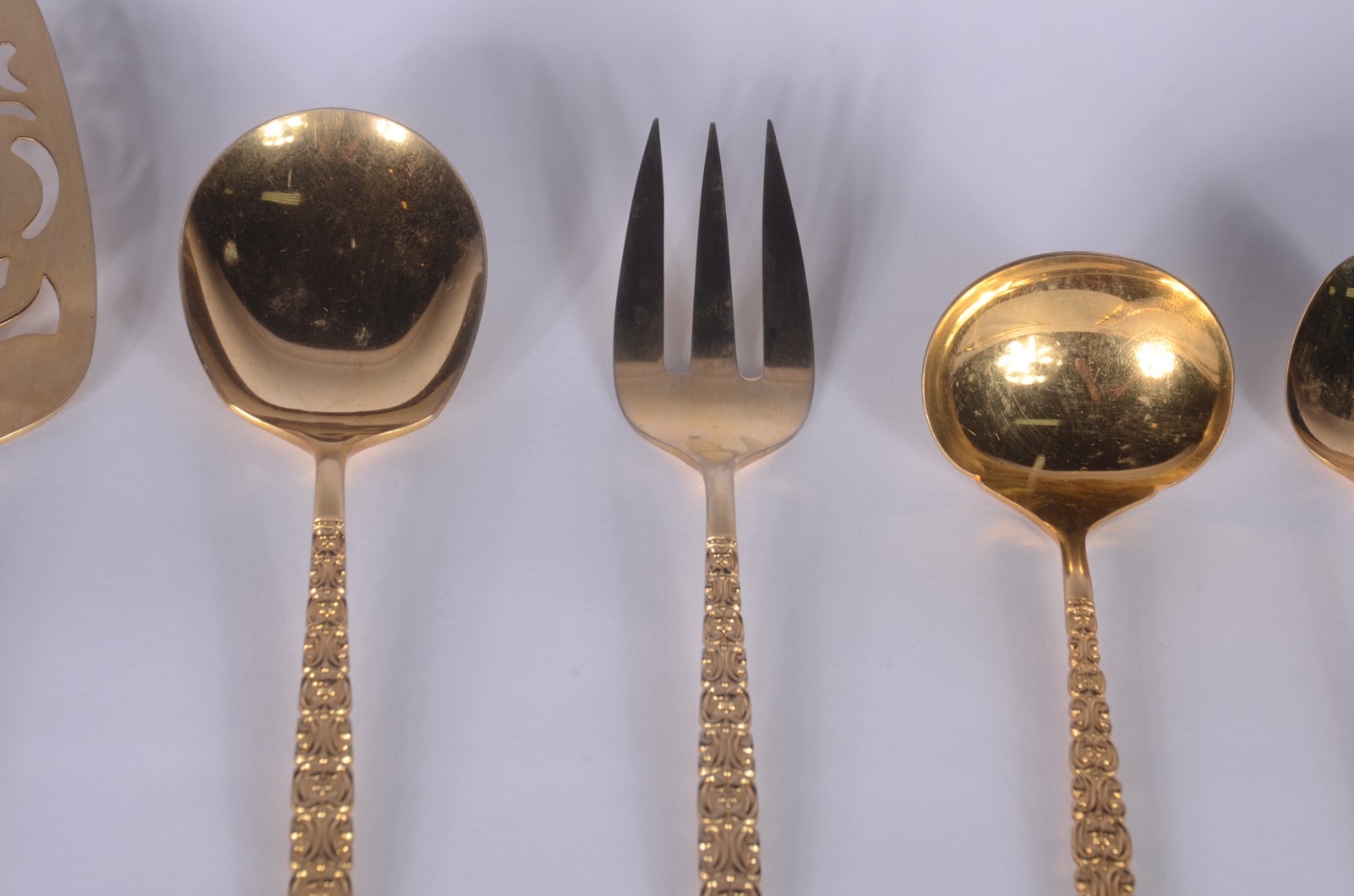 Faqueiro de metal dourado, composto de: 12 colheres, 12 grafos, 12... - foto 4 de 6