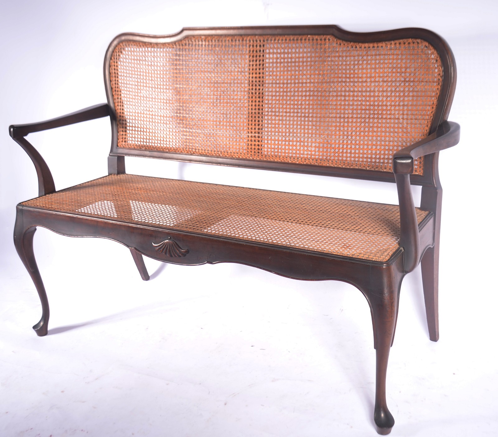 Conjunto de sofá para dois lugares e par de cadeiras de madeira... - foto 2 de 7
