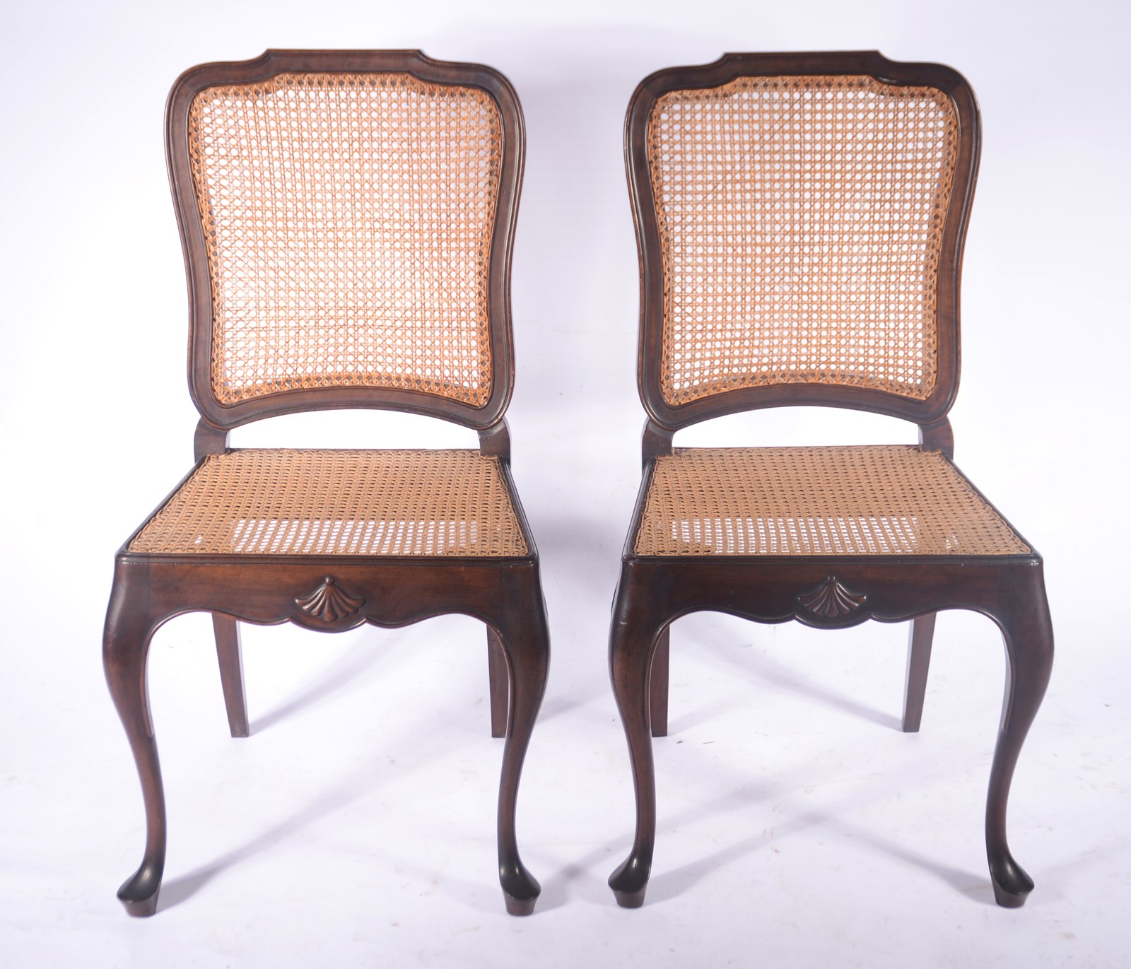 Conjunto de sofá para dois lugares e par de cadeiras de madeira... - foto 4 de 7