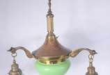 Lustre de metal dourado com tres braços, mangas... - Lustre de metal dourado com tres braços, mangas de vidro verde. Metal oxidado.