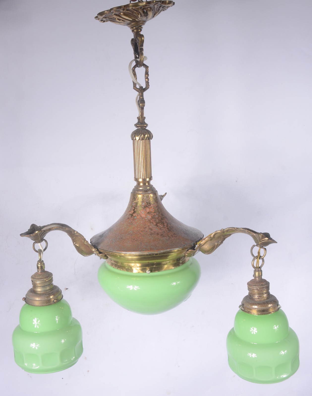 Lustre de metal dourado com tres braços, mangas de vidro verde. Metal... - foto 1 de 6