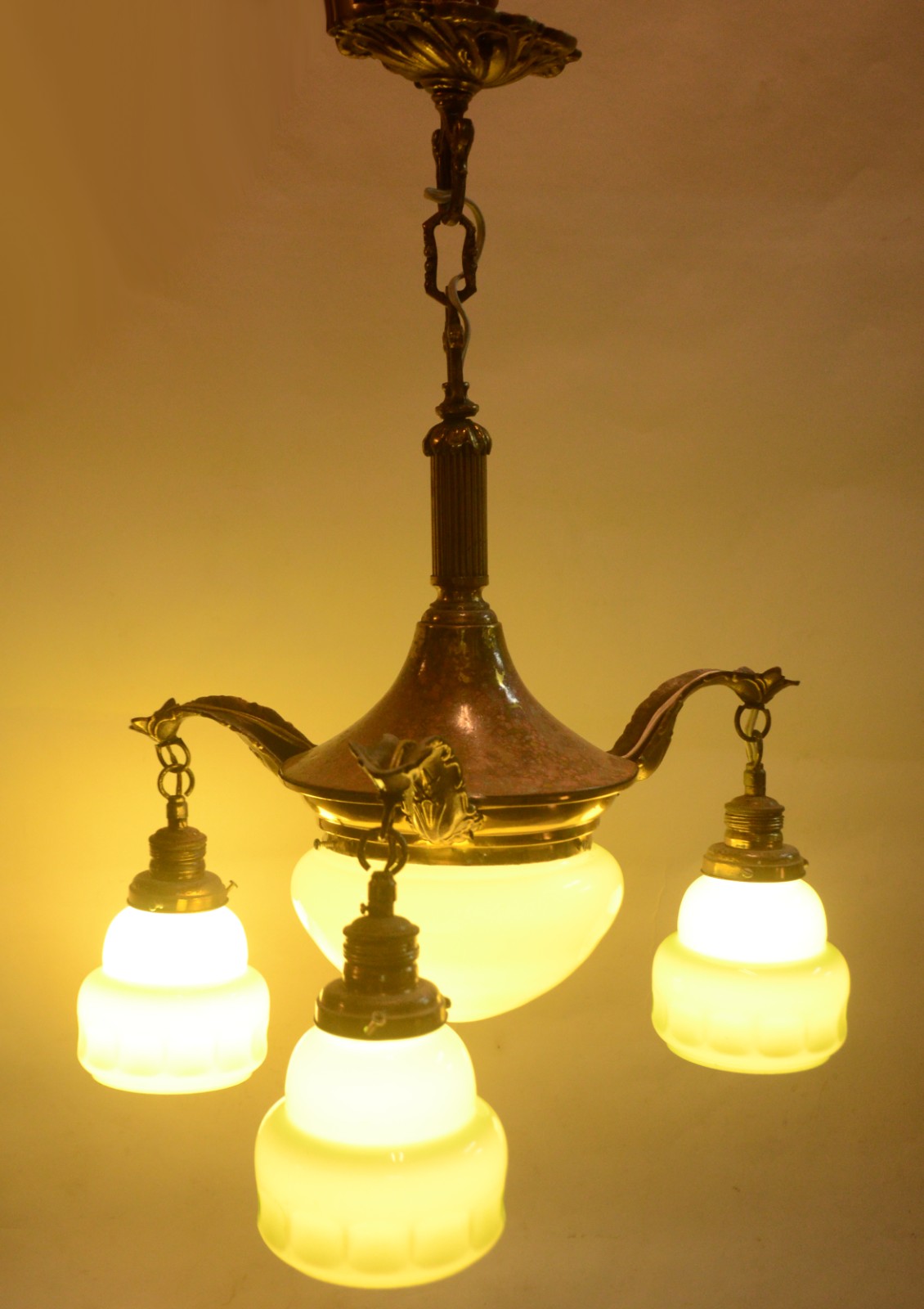 Lustre de metal dourado com tres braços, mangas de vidro verde. Metal... - foto 2 de 6