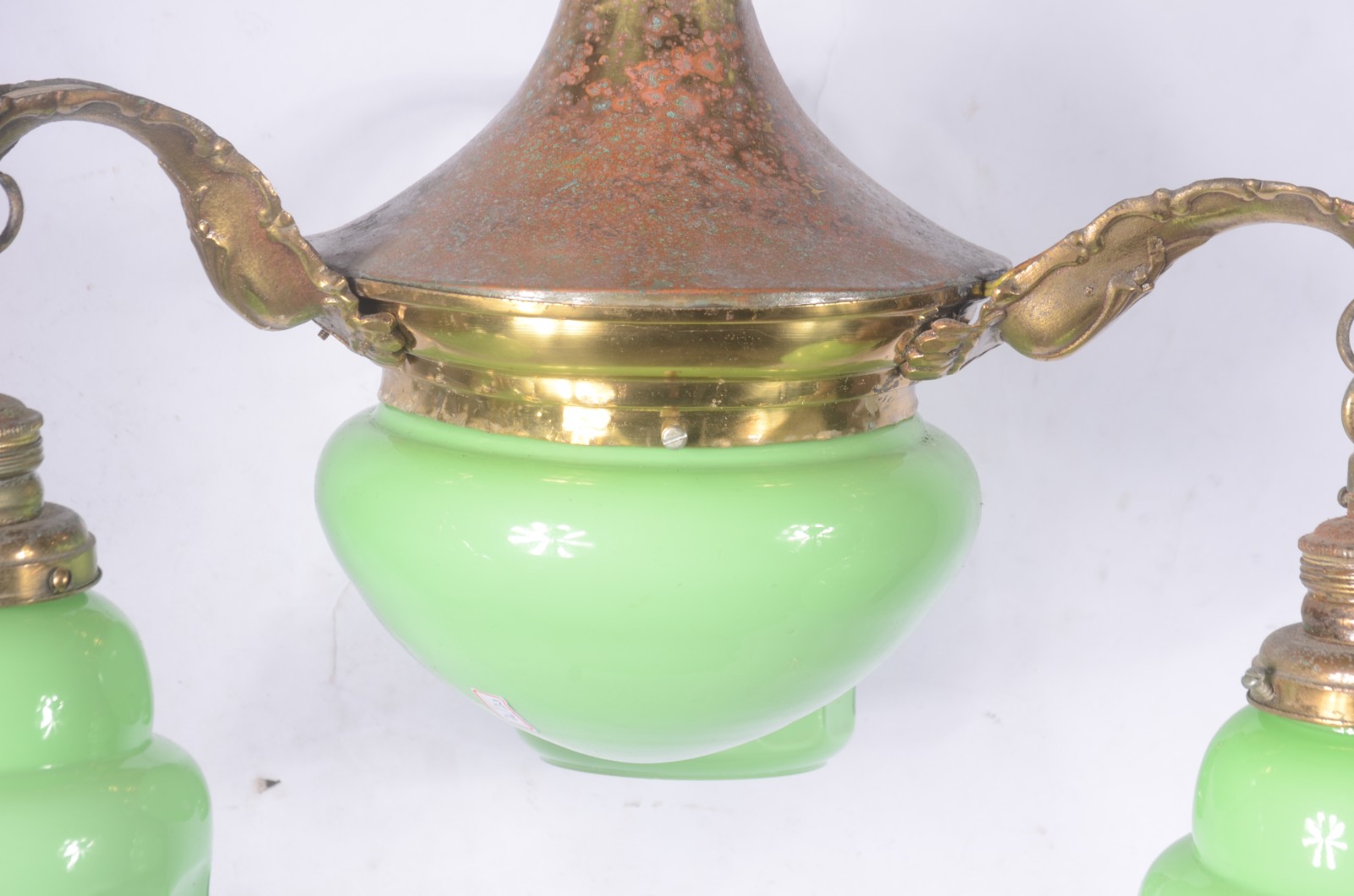 Lustre de metal dourado com tres braços, mangas de vidro verde. Metal... - foto 3 de 6