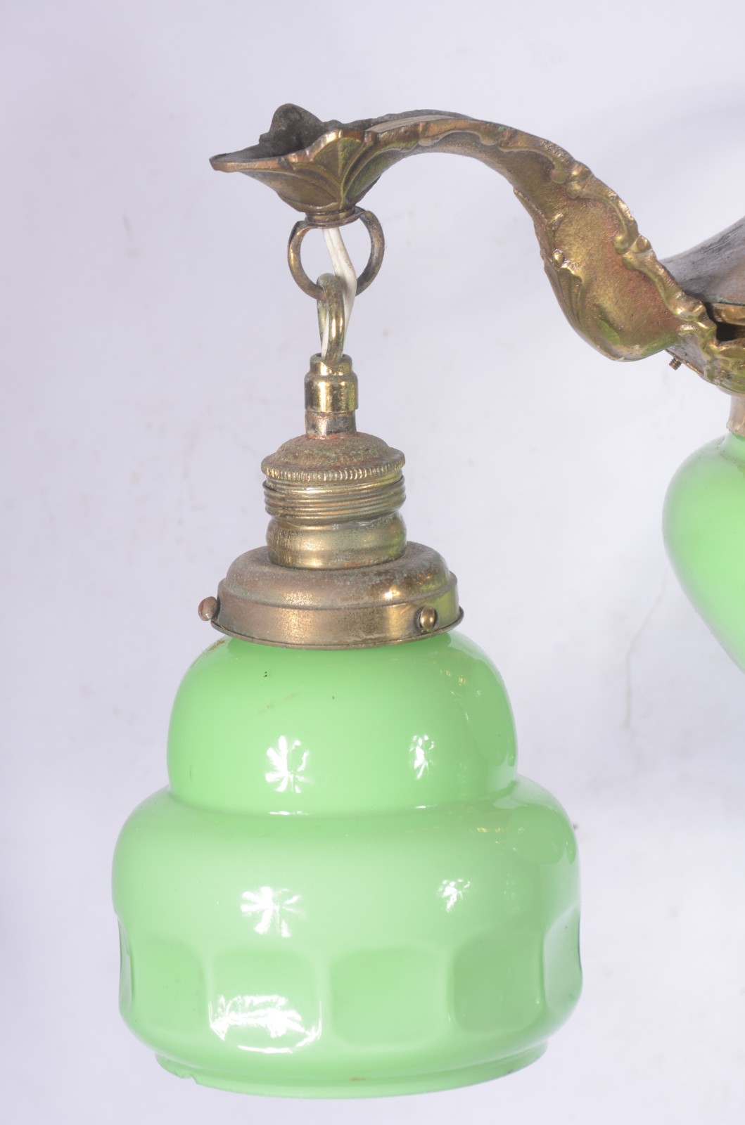Lustre de metal dourado com tres braços, mangas de vidro verde. Metal... - foto 4 de 6