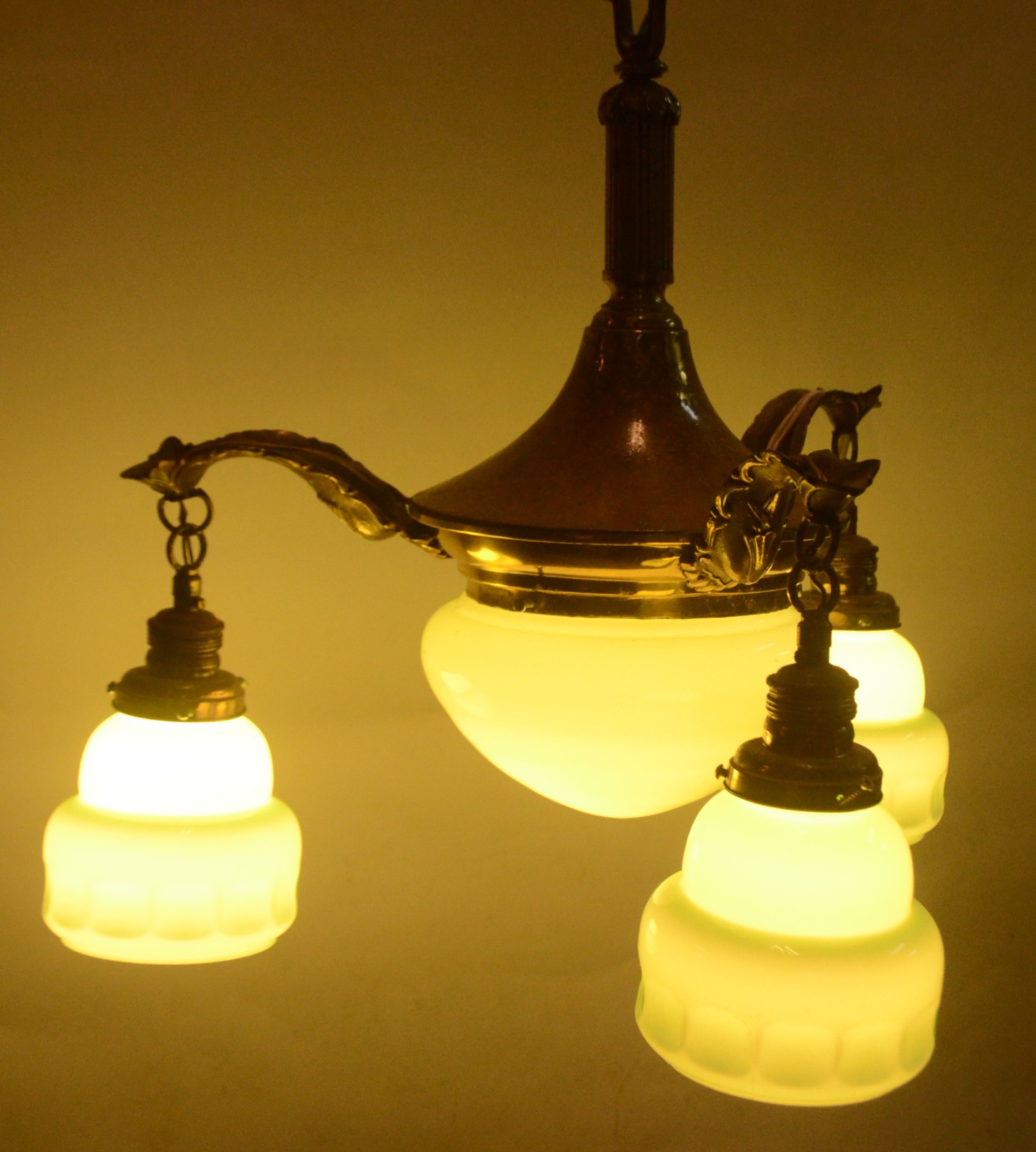 Lustre de metal dourado com tres braços, mangas de vidro verde. Metal... - foto 5 de 6
