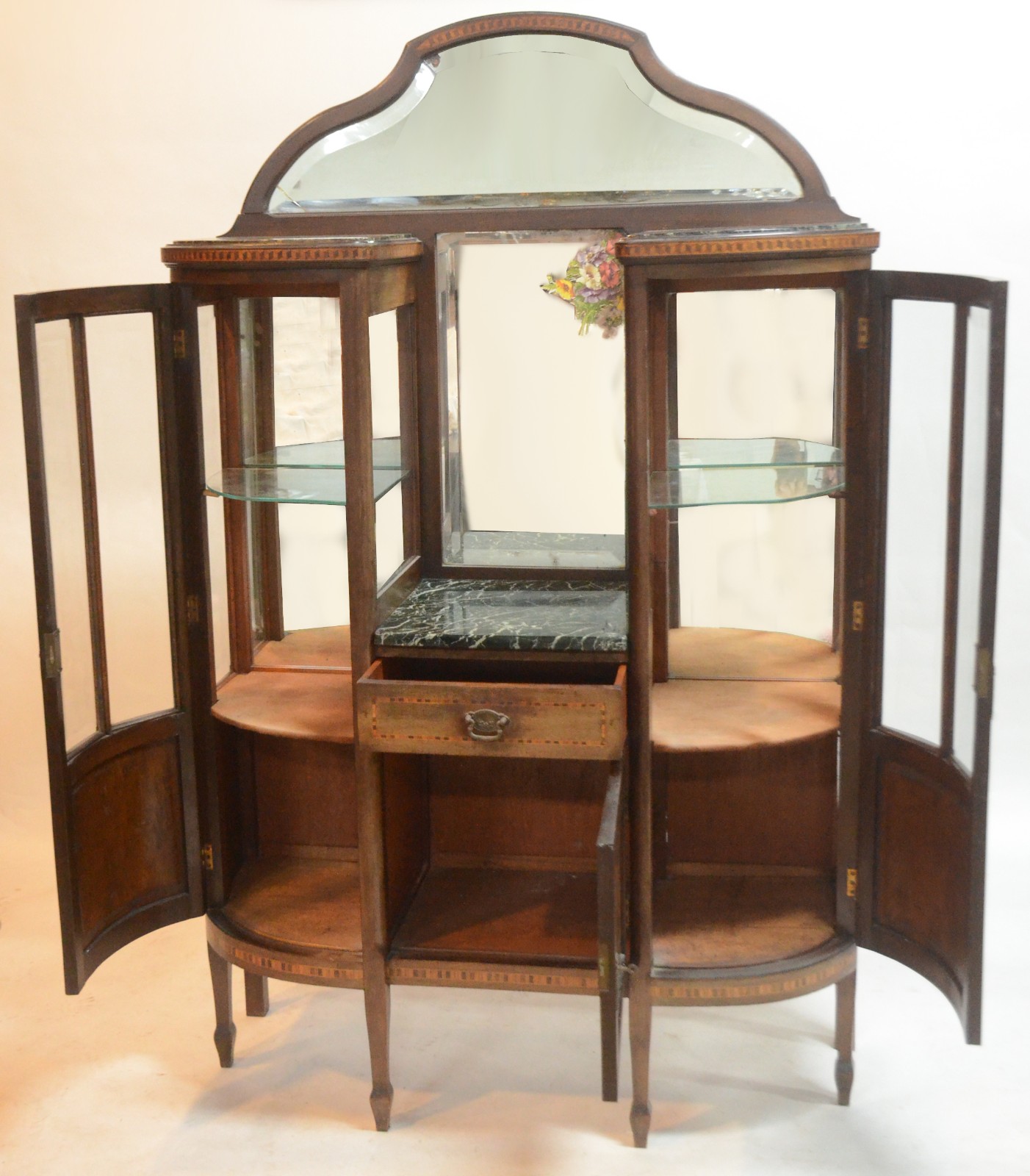 Etager/vitrine de madeira nobre, laterais com 2 portas feitio bombé... - foto 3 de 11