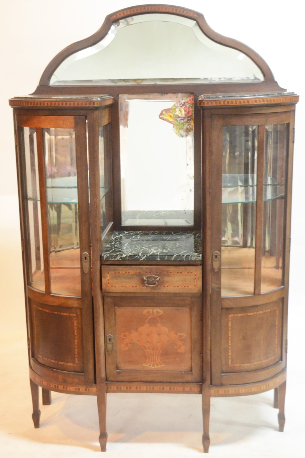Etager/vitrine de madeira nobre, laterais com 2 portas feitio bombé... - foto 2 de 11