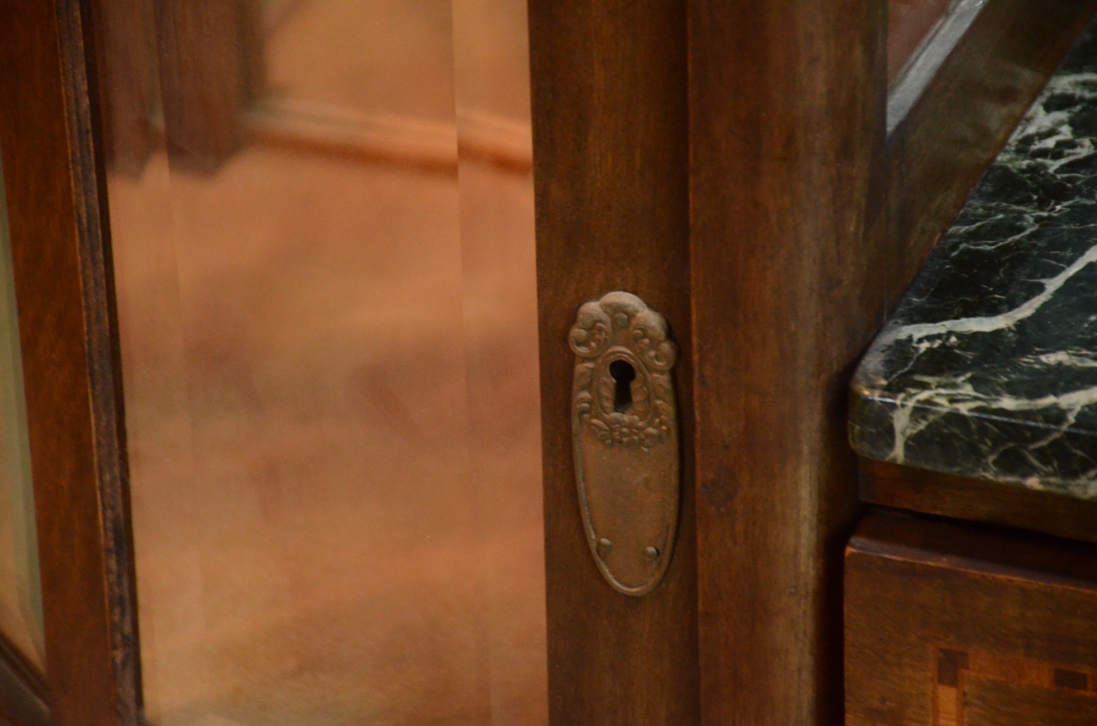 Etager/vitrine de madeira nobre, laterais com 2 portas feitio bombé... - foto 7 de 11