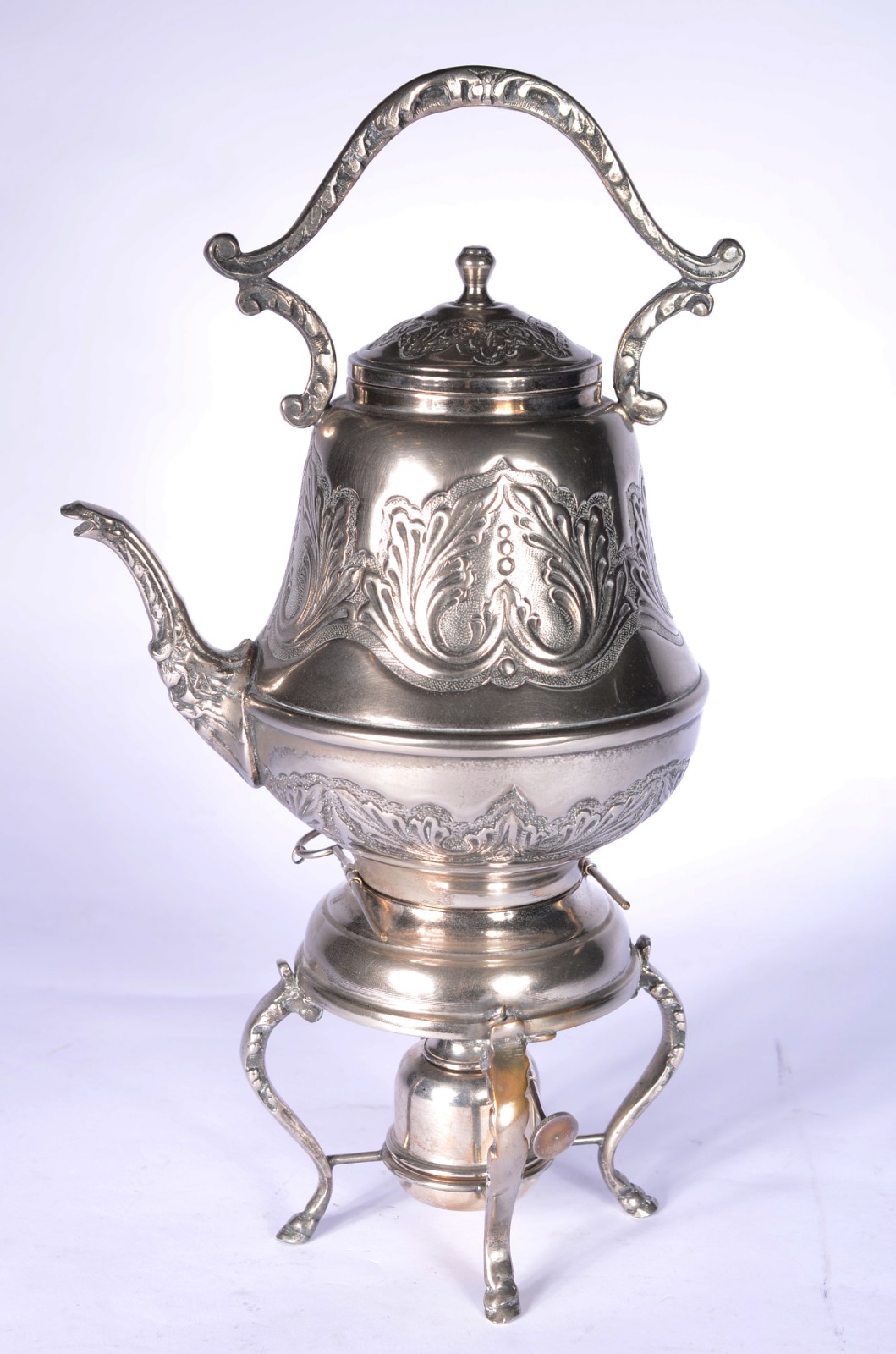 Samovar de metal prateado decorado com folhagens em relevo. Defeitos... - foto 1 de 4