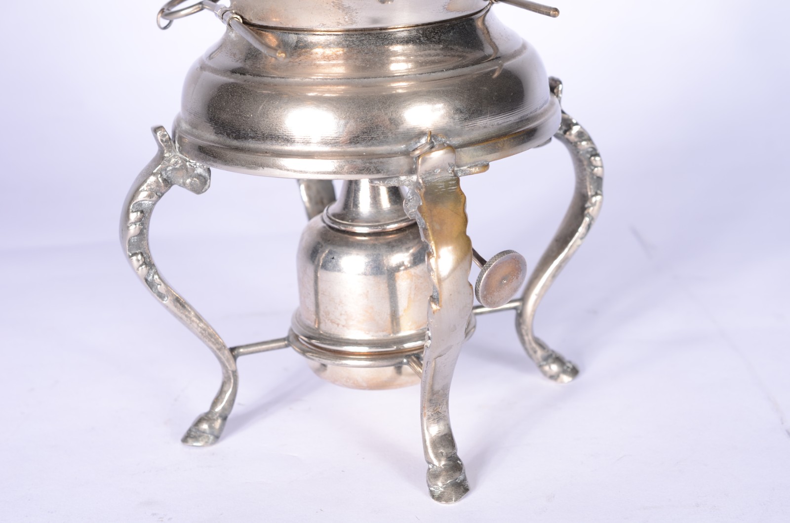Samovar de metal prateado decorado com folhagens em relevo. Defeitos... - foto 2 de 4
