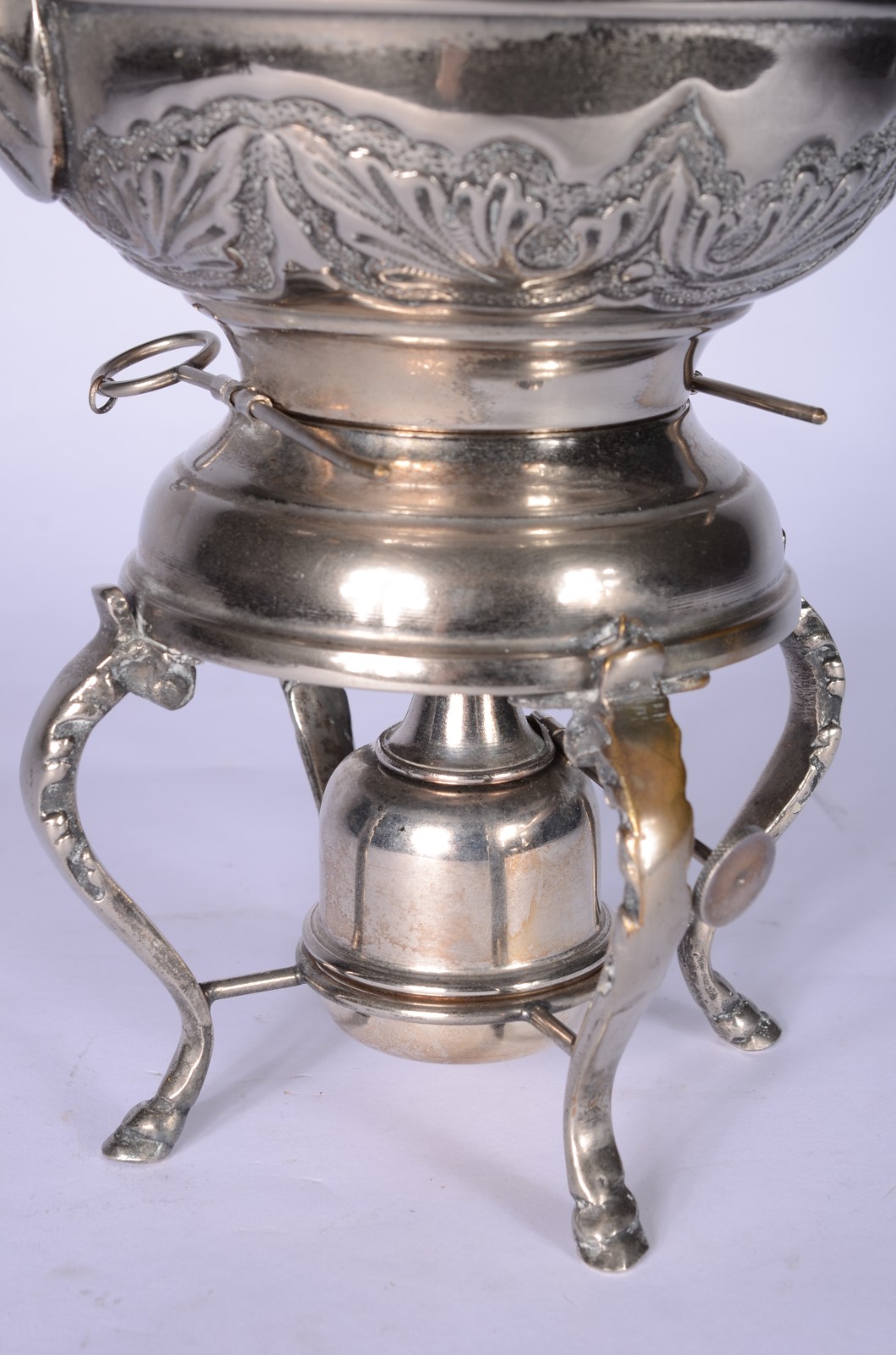 Samovar de metal prateado decorado com folhagens em relevo. Defeitos... - foto 3 de 4